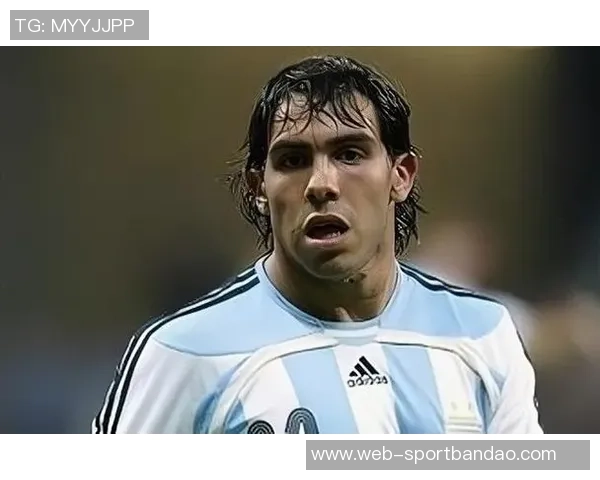 特维斯重返博卡主场获赠纪念球衣感动不已重温昔日辉煌