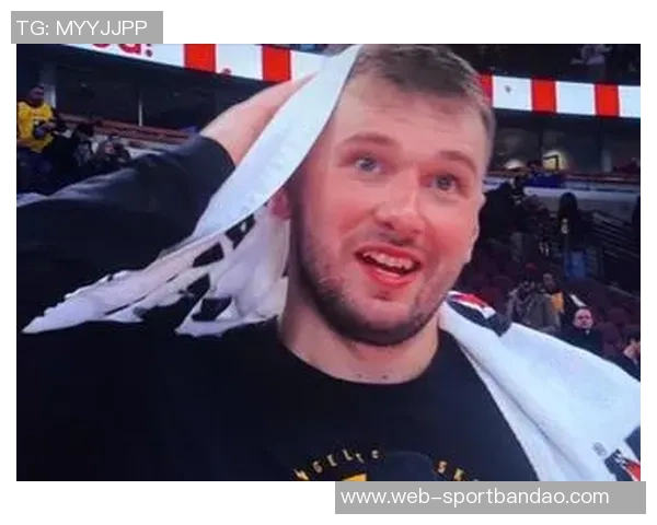 东契奇腰部不适第三节提前离场第四节回归替补席引发球迷关注 东契奇腰部不适第三节提前离场第四节回归替补席引发球迷关注